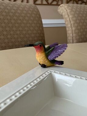Colorful Hummingbird Platter Decoration 🌺